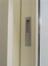 Detaljbild på det utvändiga draghandtaget
