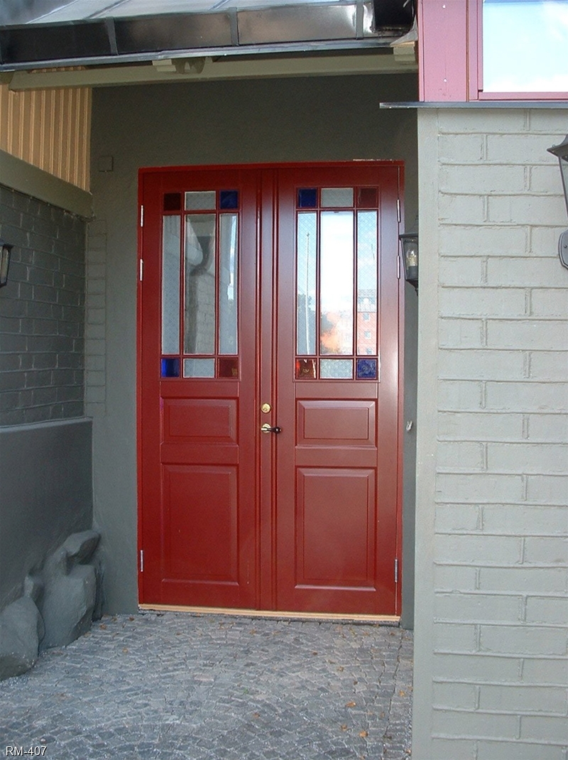 Röd dörr med spröjs och fägade glas
