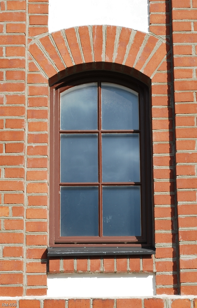 Bågformat inåtgående fönster