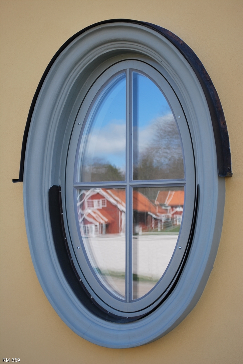 Ovalt fönster med spröjs