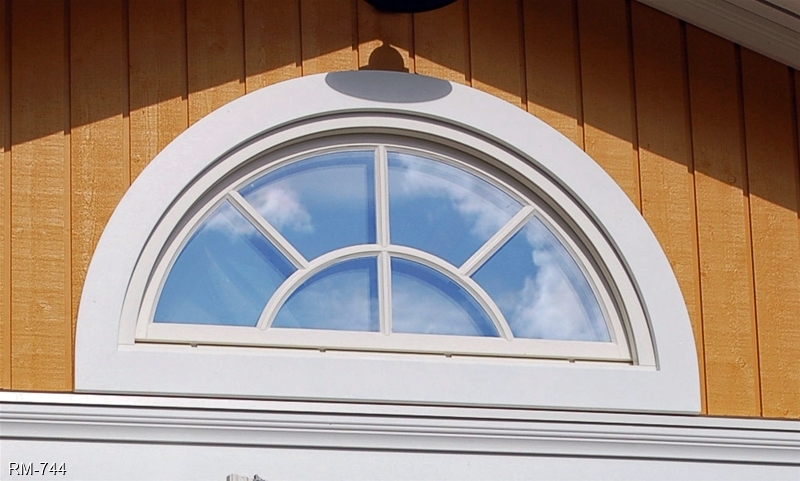 Halvrunt träfönster med kittad spröjs