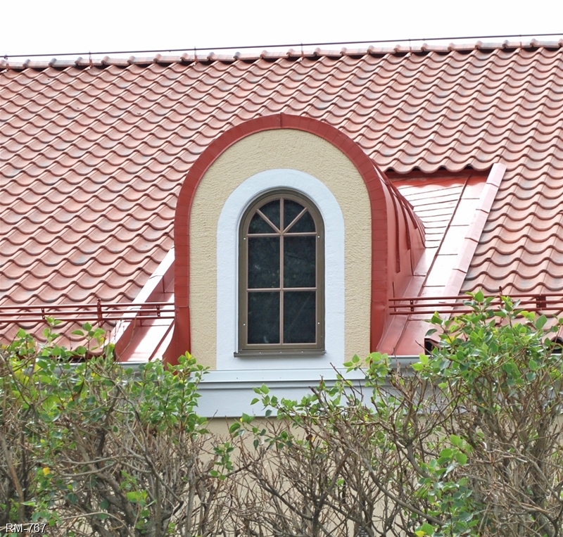 Bågformat fönster i takkupa