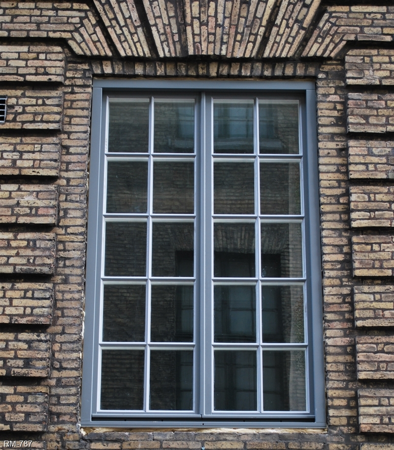 Salgrenska palatset i Göteborg, inåtgående fönster