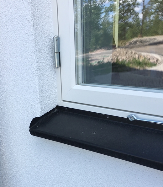 Detaljbild utvändigt trä-aluminium fönster